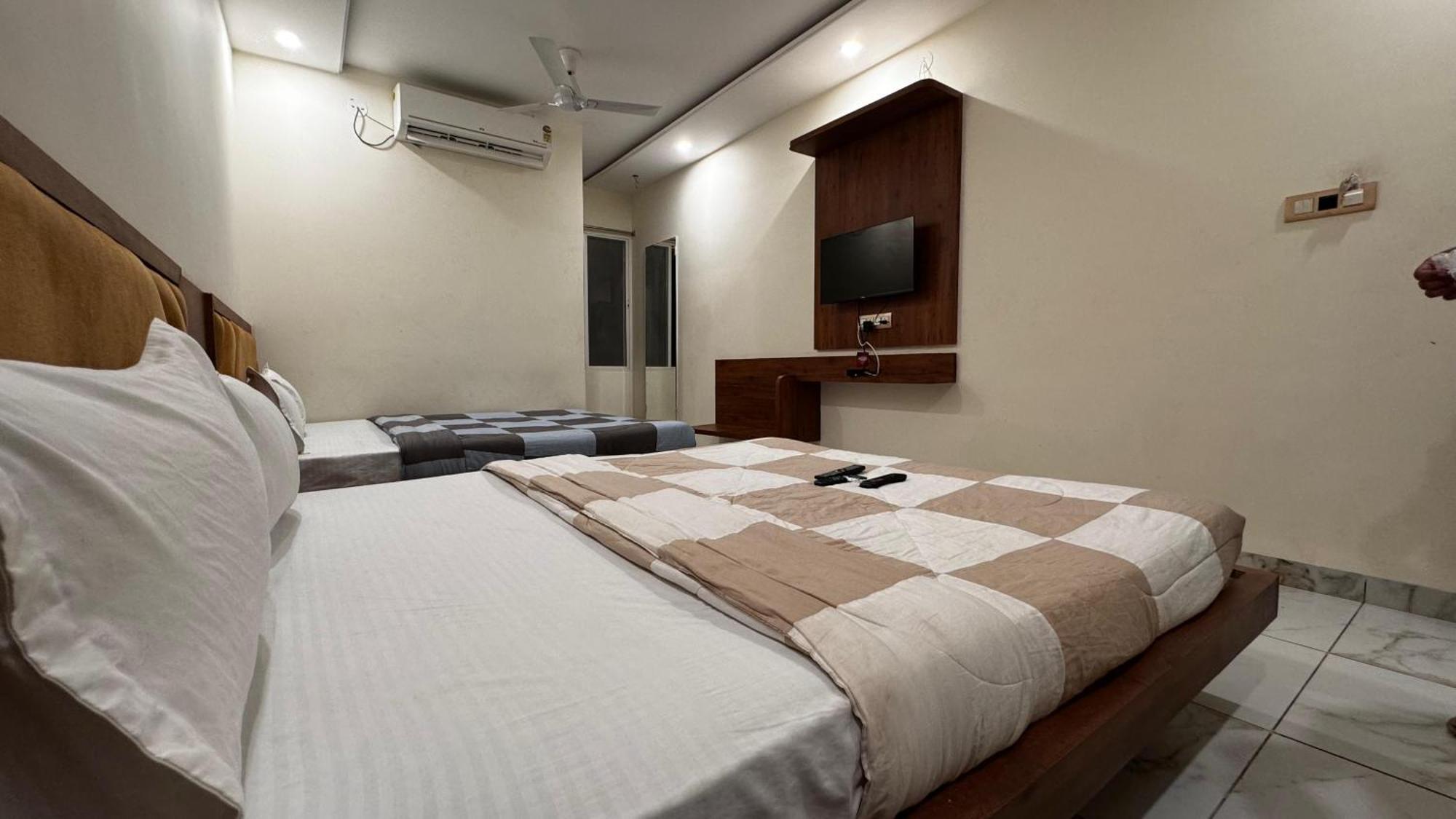 Hotel Prakasham Ujjain Luaran gambar